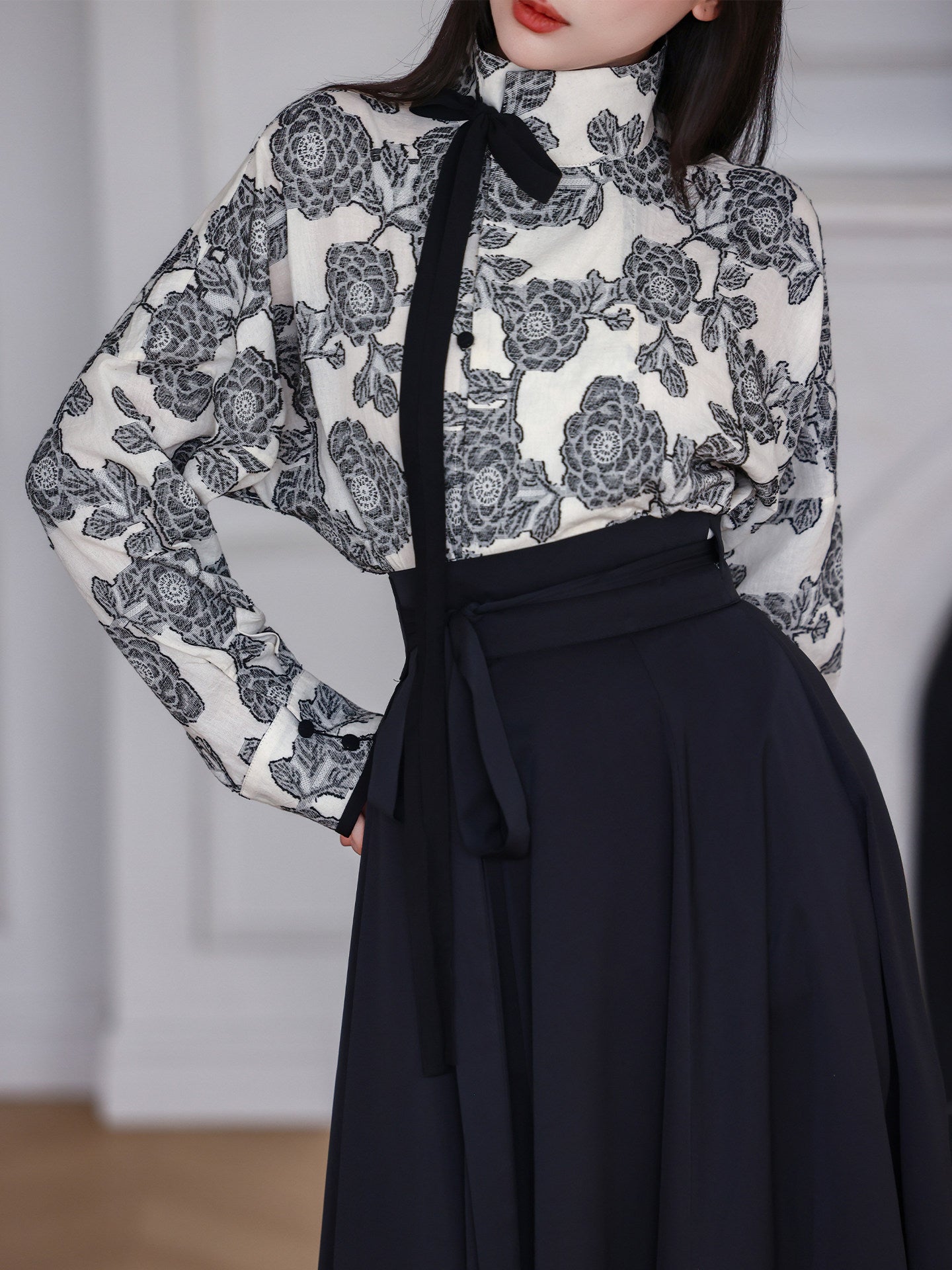 NIMENG [Floral Ink] Orig Tang-Style Poqun Han-Inspired Cotton-Linen High-Collar Shirt S/S Commute Smart Black & White