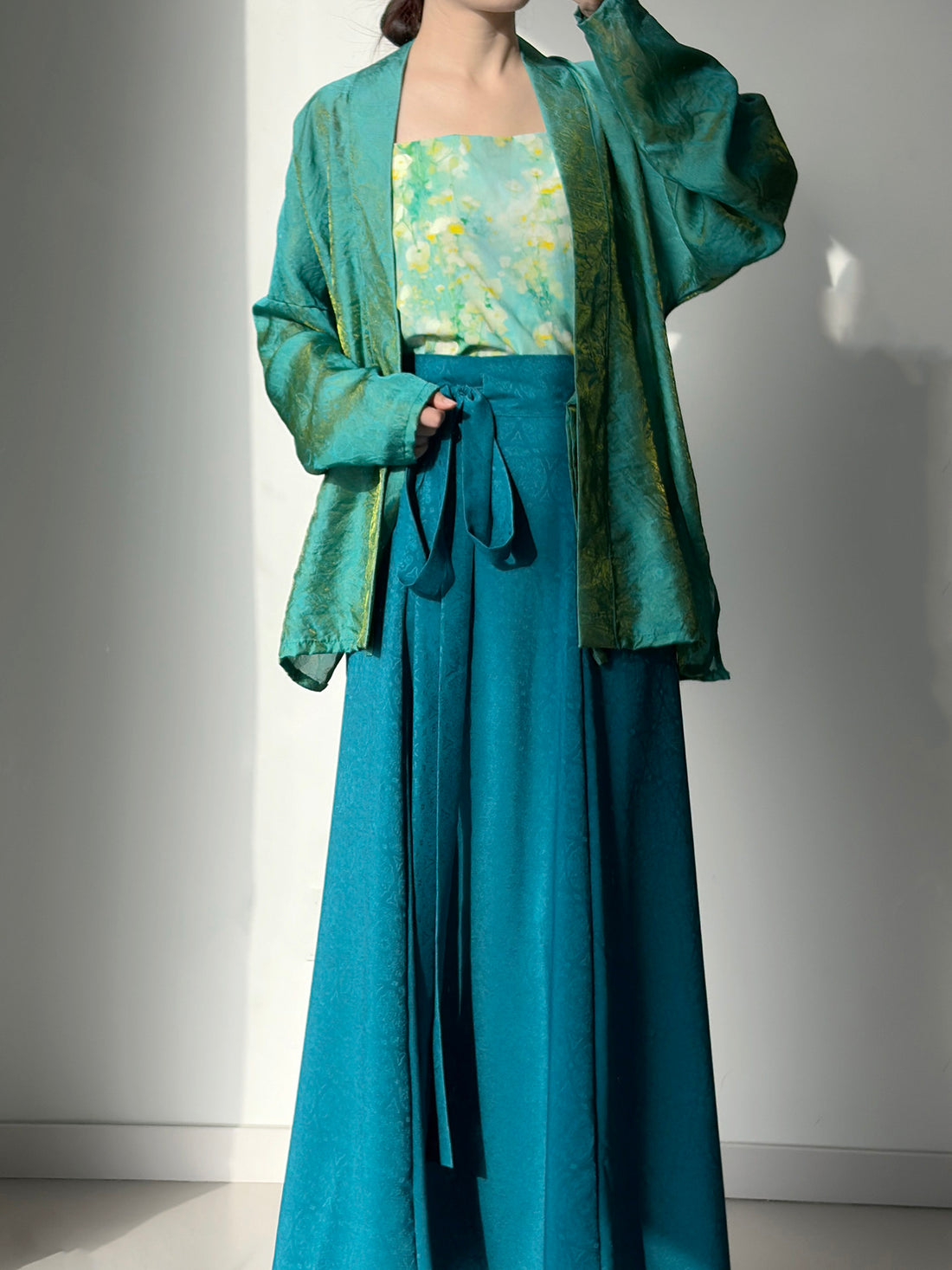 Anxiu Yingxiang [Qing Dai] Rayon Iridescent Plane-Sleeve Top & Tang Style 8-Panel Skirt, Hanfu Women Daily Wear