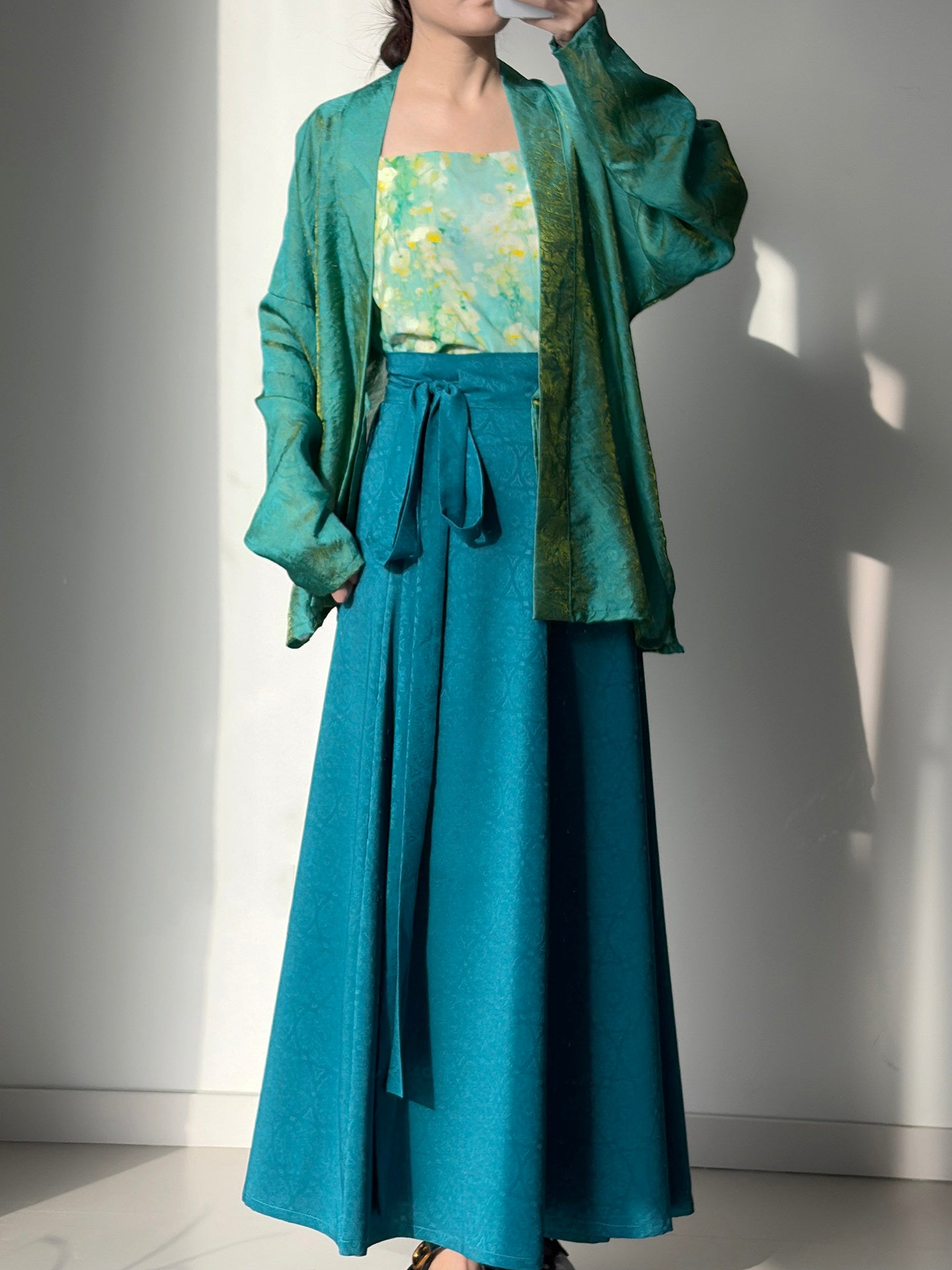 Anxiu Yingxiang [Qing Dai] Rayon Iridescent Plane-Sleeve Top & Tang Style 8-Panel Skirt, Hanfu Women Daily Wear