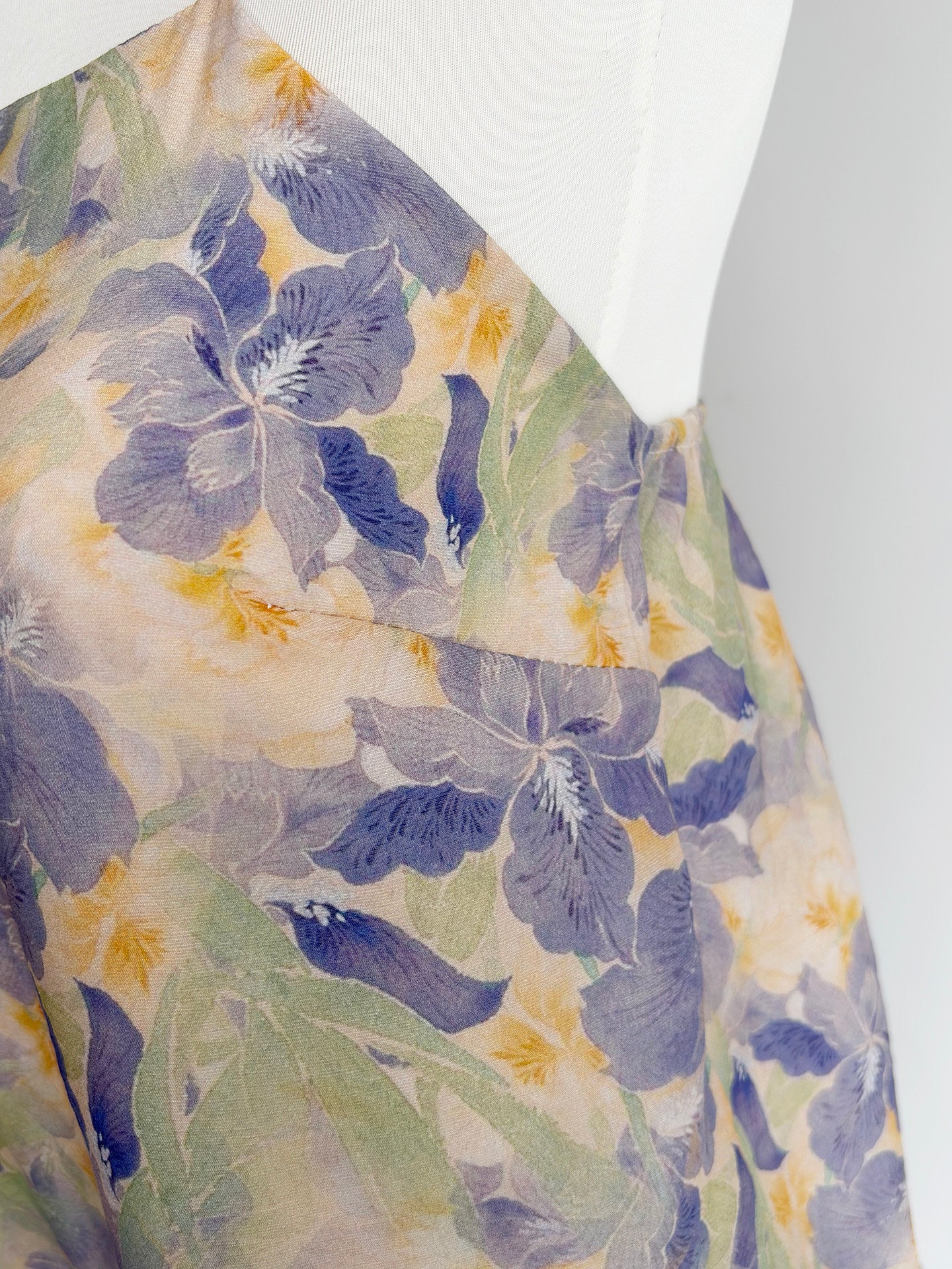 Dark Sleeve Fragrance【Iris】Hanfu Women Song Style Rayon Camisole, Cutout & Padding Addable