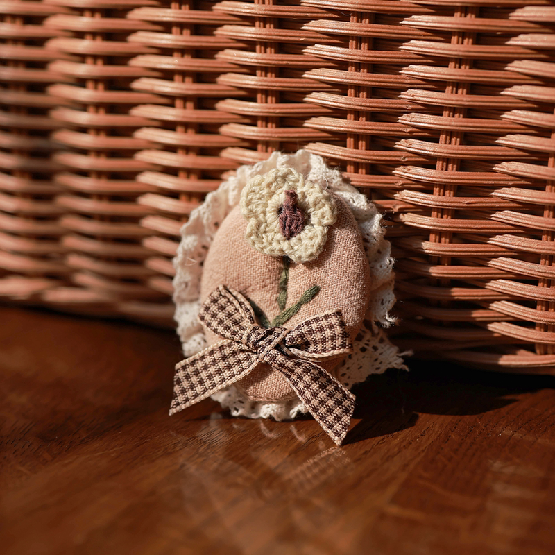 Dream-Inspired Brooch, Crochet Felt, Vintage Oil Painting Style, Bear/Rabbit/Bouquet, Versatile Outfit Accessory