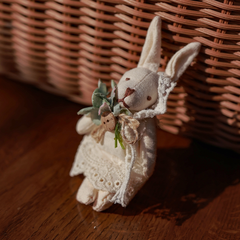 Dream-Inspired Brooch, Crochet Felt, Vintage Oil Painting Style, Bear/Rabbit/Bouquet, Versatile Outfit Accessory