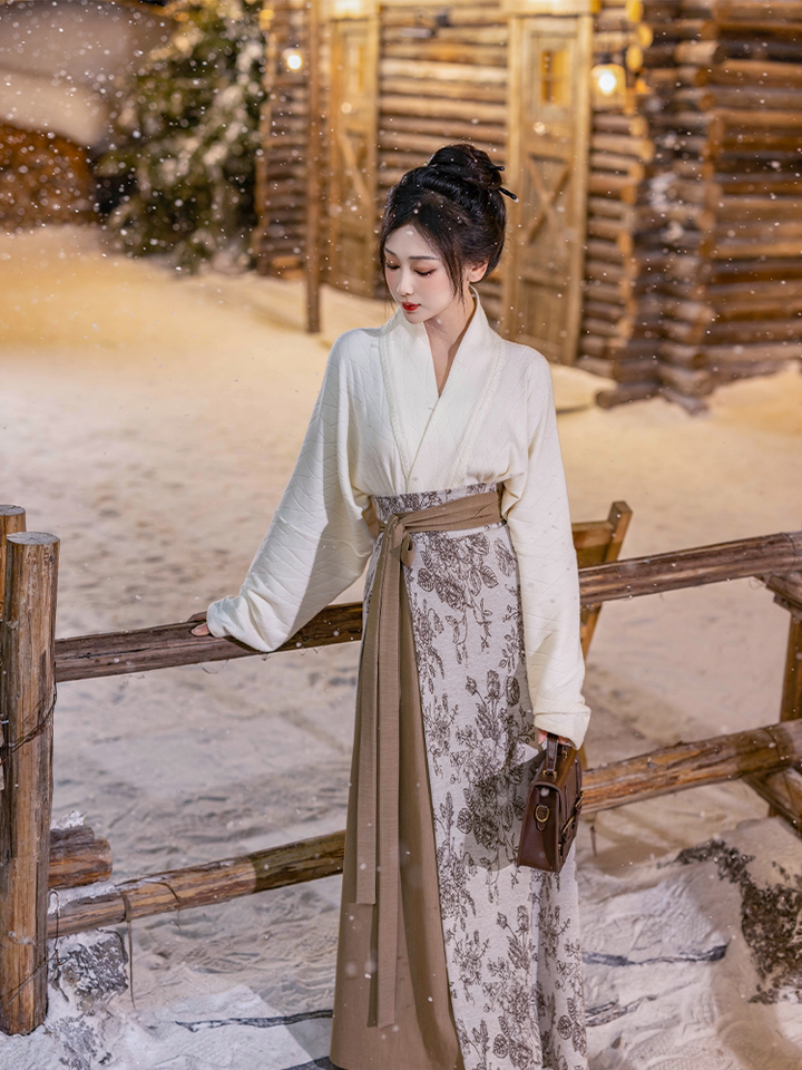 Dreaming of Dusk Airplane-Sleeve Swirl Skirt, Original Song Dynasty Hanfu, Fall/Winter Knit, Everyday Commuter Style, Versatile, Light Brown