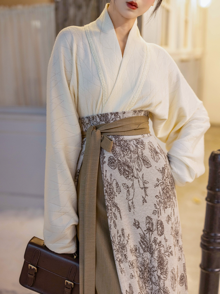 Dreaming of Dusk Airplane-Sleeve Swirl Skirt, Original Song Dynasty Hanfu, Fall/Winter Knit, Everyday Commuter Style, Versatile, Light Brown