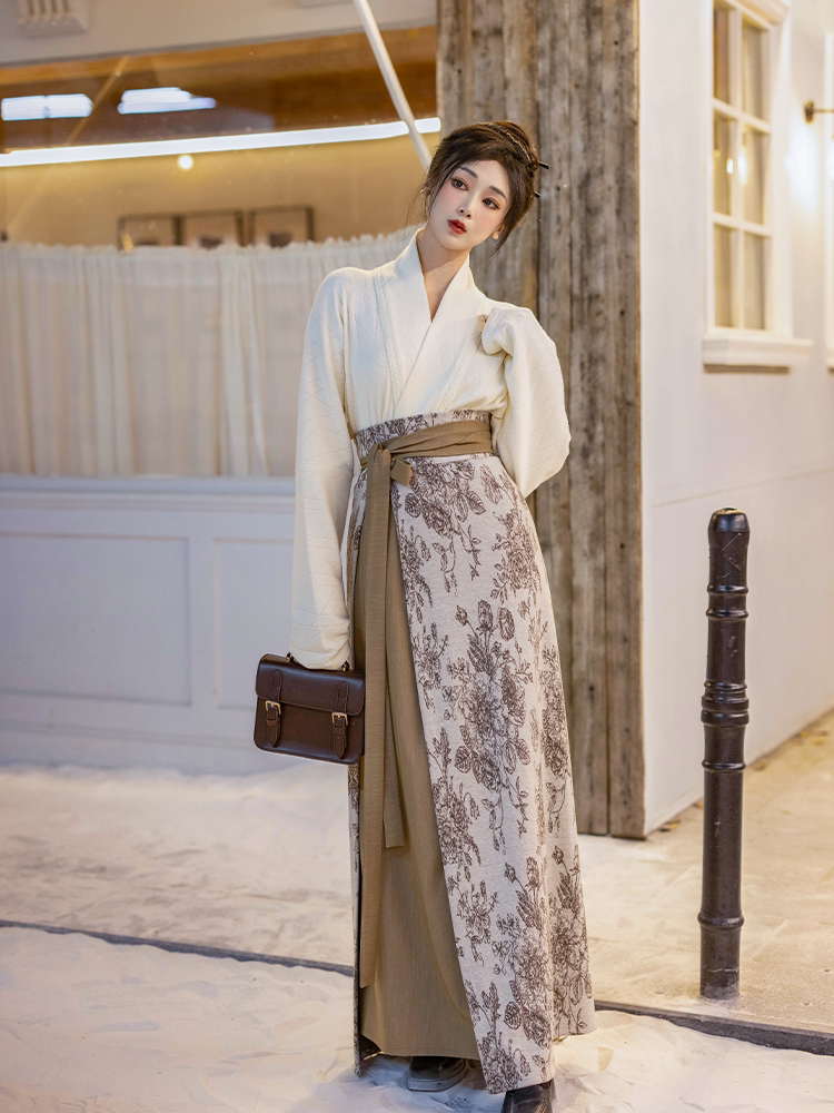 Dreaming of Dusk Airplane-Sleeve Swirl Skirt, Original Song Dynasty Hanfu, Fall/Winter Knit, Everyday Commuter Style, Versatile, Light Brown