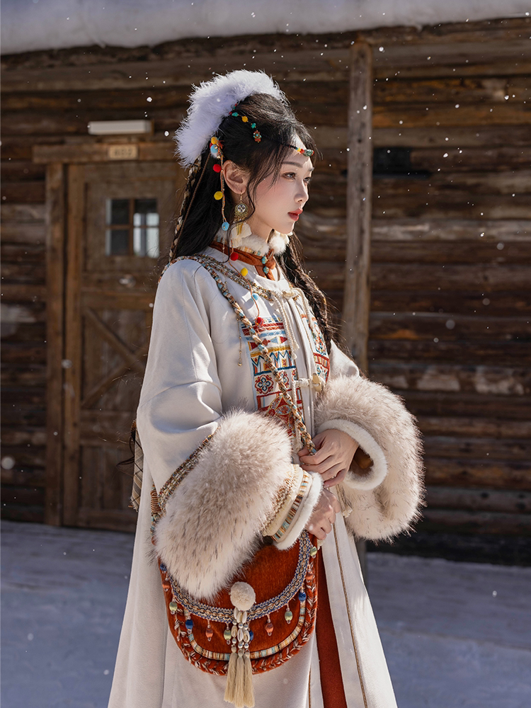 Dreamy Cloud Song Ming-Style Round-Neck Half-Sleeve Long Jacket, Fleece-Lined for Fall & Winter, Heavy Embroidery, Pleated Skirt, Tassels, Zhuang Ethnic Style