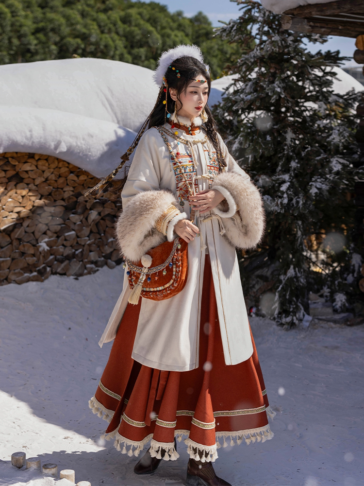 Dreamy Cloud Song Ming-Style Round-Neck Half-Sleeve Long Jacket, Fleece-Lined for Fall & Winter, Heavy Embroidery, Pleated Skirt, Tassels, Zhuang Ethnic Style