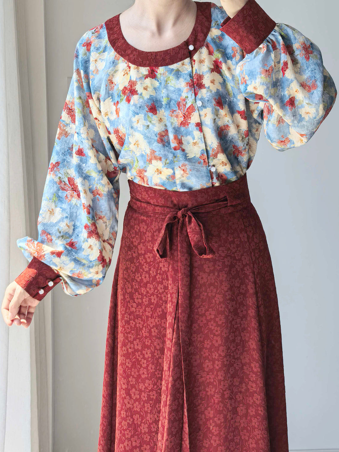 Dark Sleeve Fragrance [Oil Painting Round Neck Top, Contrast Cuffs] - Hanfu Women's Modified Round Neck Bubble Sleeve Top, Daily Commute