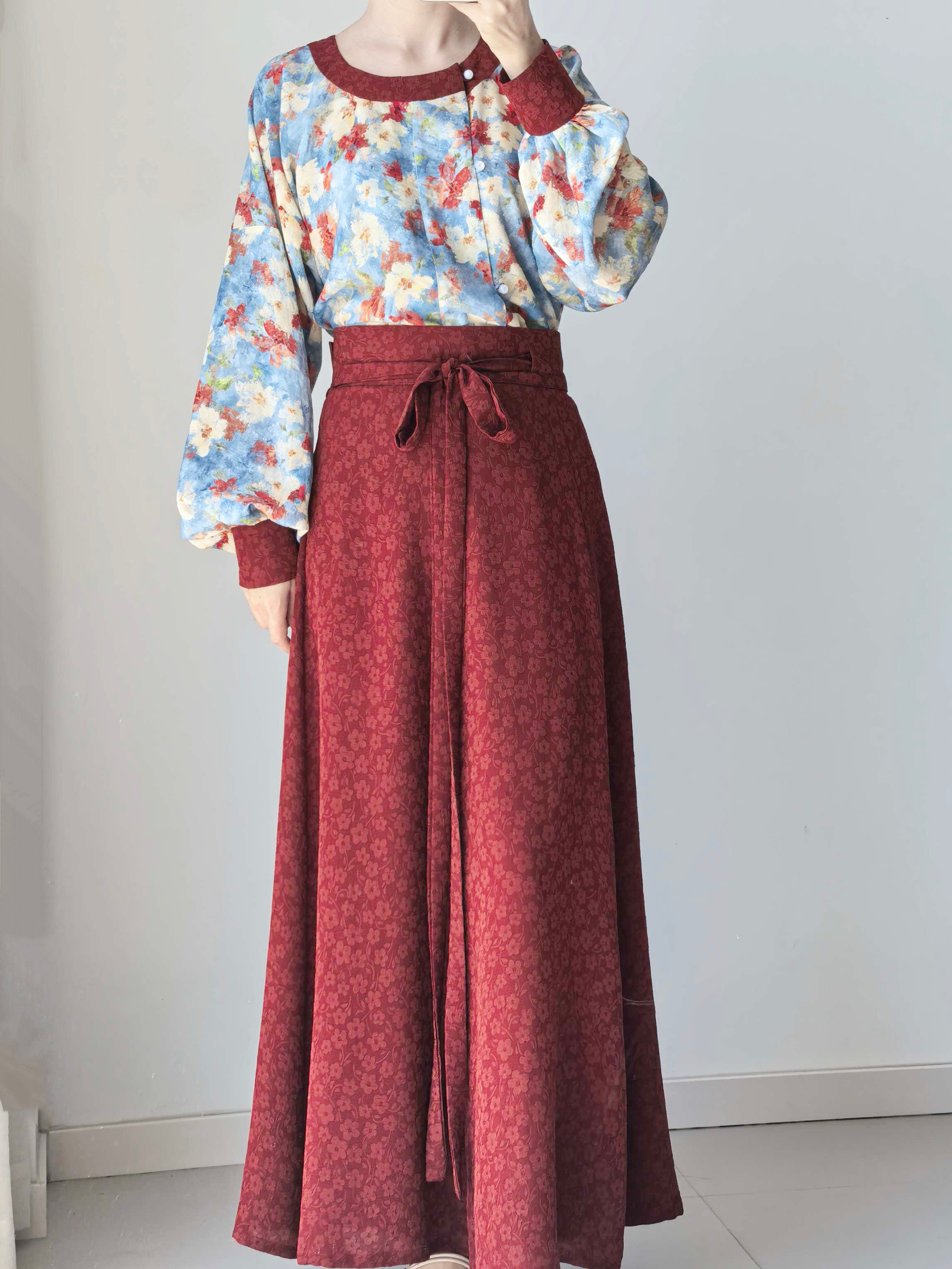 Dark Sleeve Fragrance [Oil Painting Round Neck Top, Contrast Cuffs] - Hanfu Women's Modified Round Neck Bubble Sleeve Top, Daily Commute