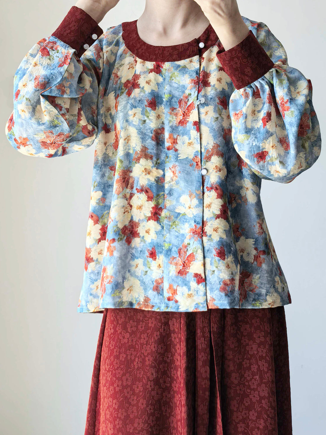 Dark Sleeve Fragrance [Oil Painting Round Neck Top, Contrast Cuffs] - Hanfu Women's Modified Round Neck Bubble Sleeve Top, Daily Commute