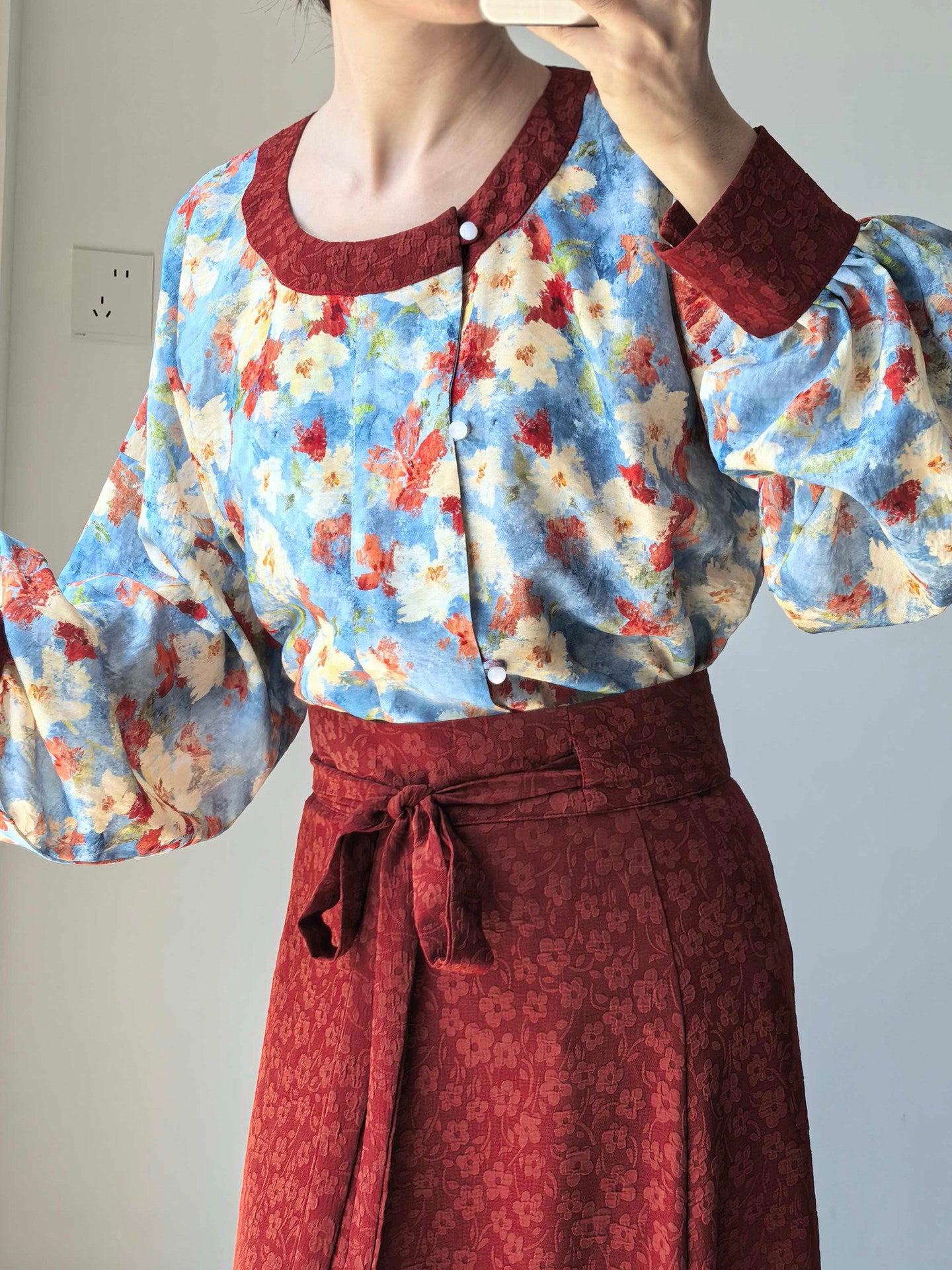 Dark Sleeve Fragrance [Oil Painting Round Neck Top, Contrast Cuffs] - Hanfu Women's Modified Round Neck Bubble Sleeve Top, Daily Commute