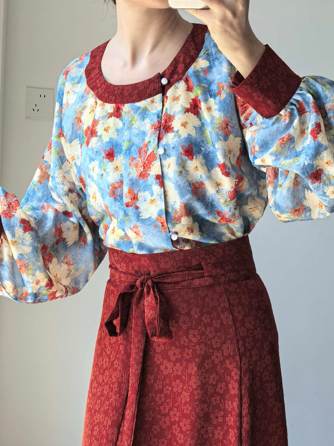 Dark Sleeve Fragrance [Oil Painting Round Neck Top, Contrast Cuffs] - Hanfu Women's Modified Round Neck Bubble Sleeve Top, Daily Commute