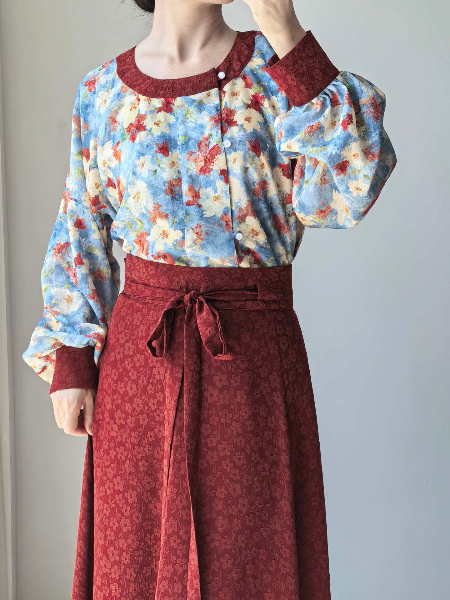 Dark Sleeve Fragrance [Oil Painting Round Neck Top, Contrast Cuffs] - Hanfu Women's Modified Round Neck Bubble Sleeve Top, Daily Commute