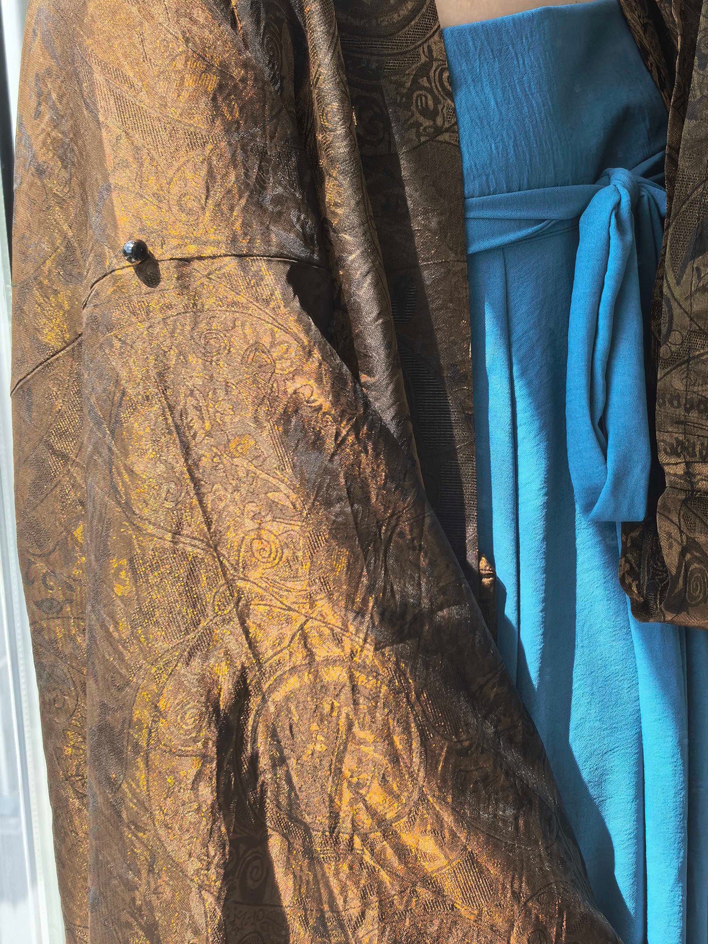 Dark Sleeve Fragrance [Sunset] Rayon Shimmer Modified Northern Dynasties Pleated Robe, Black & Gold, Daily Commute