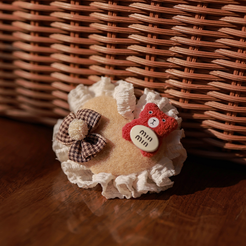 Dream-Inspired Brooch, Crochet Felt, Vintage Oil Painting Style, Bear/Rabbit/Bouquet, Versatile Outfit Accessory