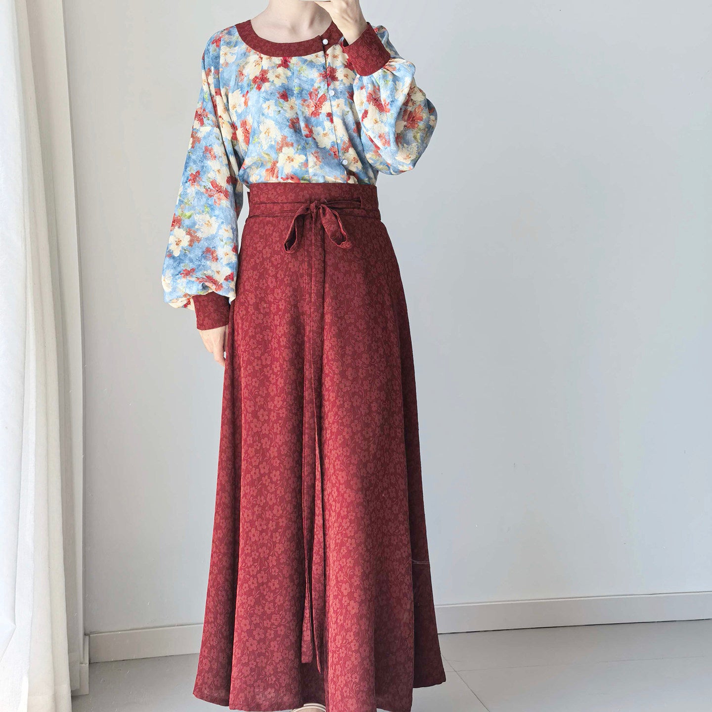 Dark Sleeve Fragrance [Oil Painting Round Neck Top, Contrast Cuffs] - Hanfu Women's Modified Round Neck Bubble Sleeve Top, Daily Commute