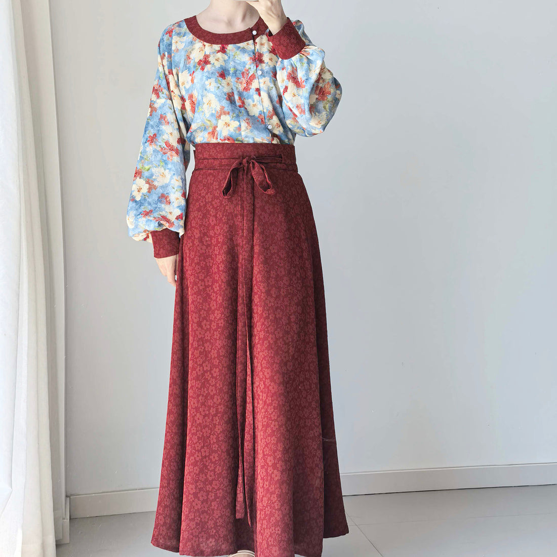 Dark Sleeve Fragrance [Oil Painting Round Neck Top, Contrast Cuffs] - Hanfu Women's Modified Round Neck Bubble Sleeve Top, Daily Commute