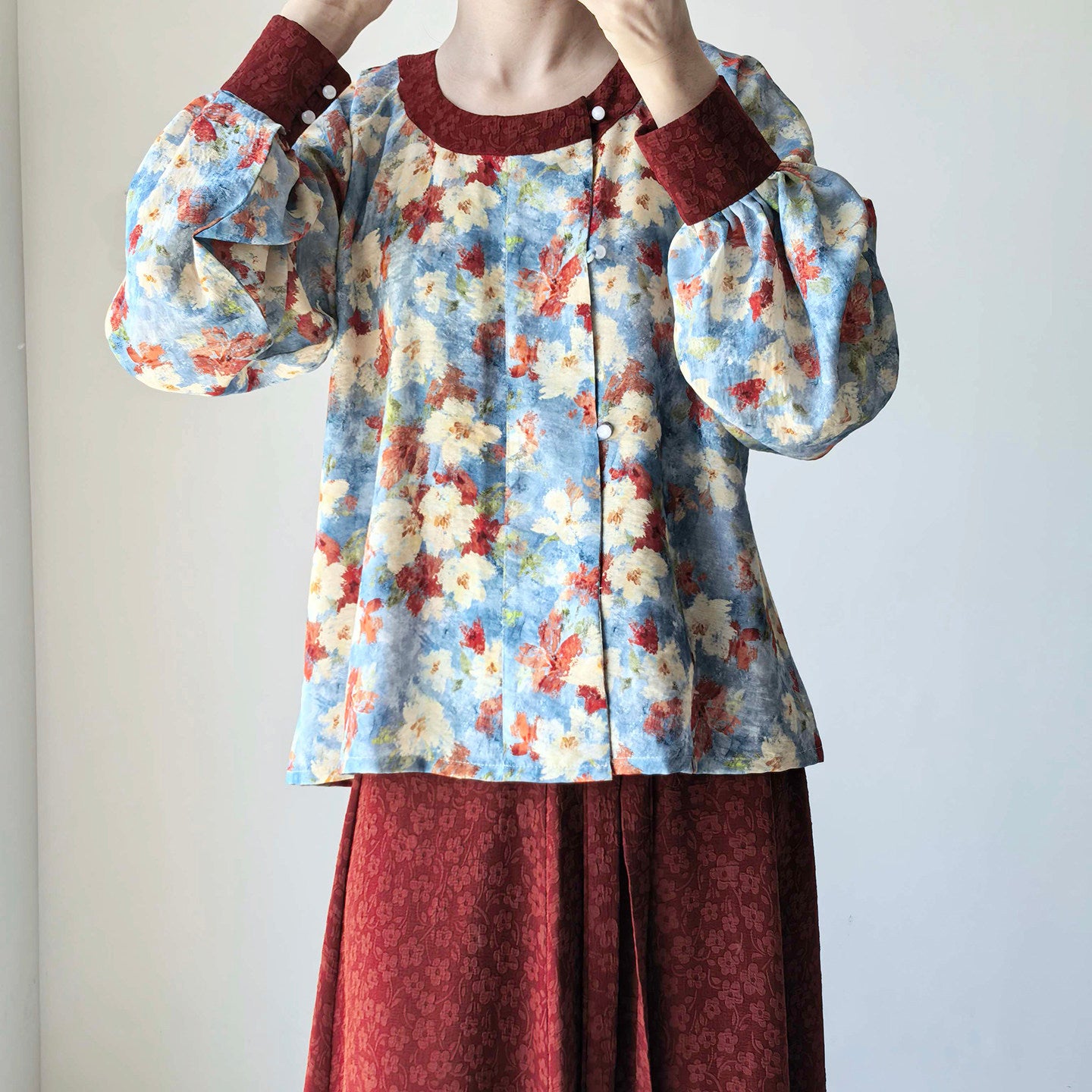 Dark Sleeve Fragrance [Oil Painting Round Neck Top, Contrast Cuffs] - Hanfu Women's Modified Round Neck Bubble Sleeve Top, Daily Commute