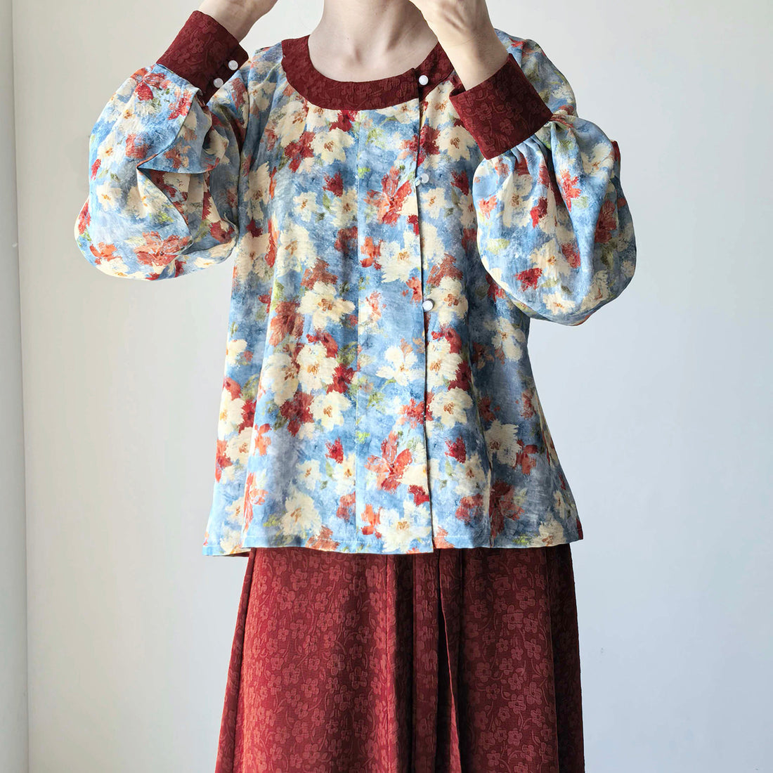 Dark Sleeve Fragrance [Oil Painting Round Neck Top, Contrast Cuffs] - Hanfu Women's Modified Round Neck Bubble Sleeve Top, Daily Commute