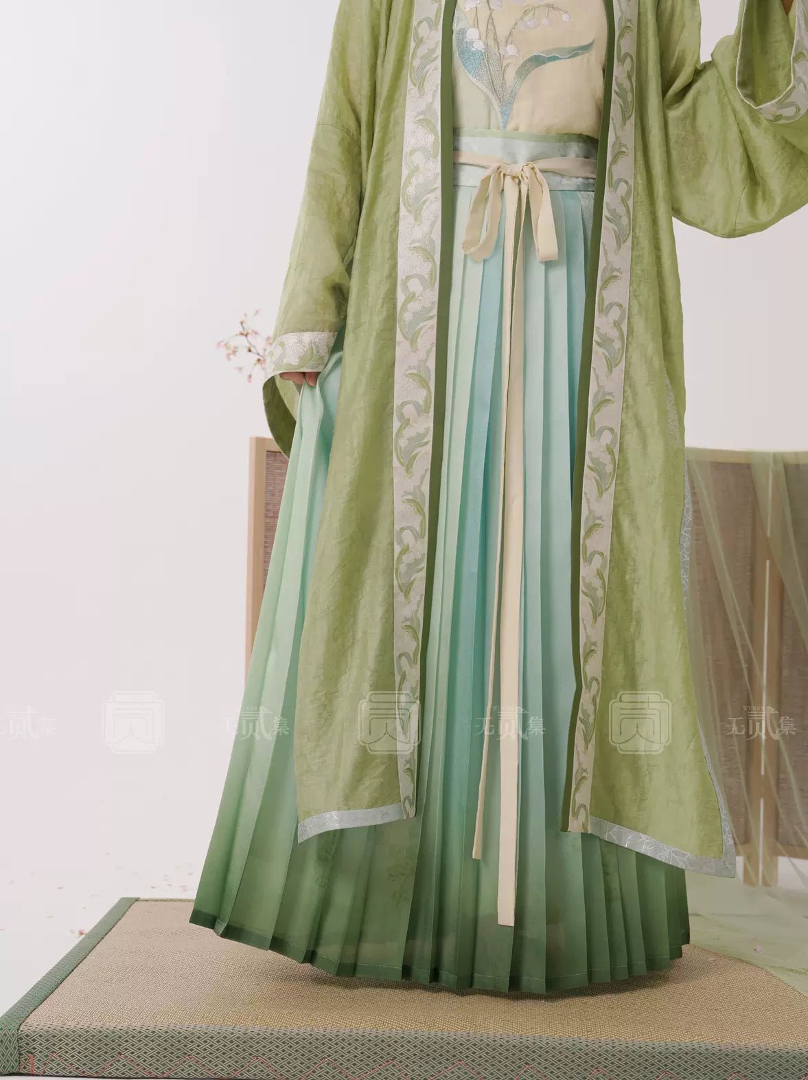 HanfuEmerald Harmony in Spring | Song Dynasty Hanfu - Hanrong hanfu chinese traditional clothes newmoondance nuwahanfu fashionhanfu newfanfu hanfustory HanfuEmerald Harmony in Spring | Song Dynasty Hanfu - Hanrong hanfu chinese traditional clothes newmoondance nuwahanfu fashionhanfu newfanfu hanfustory