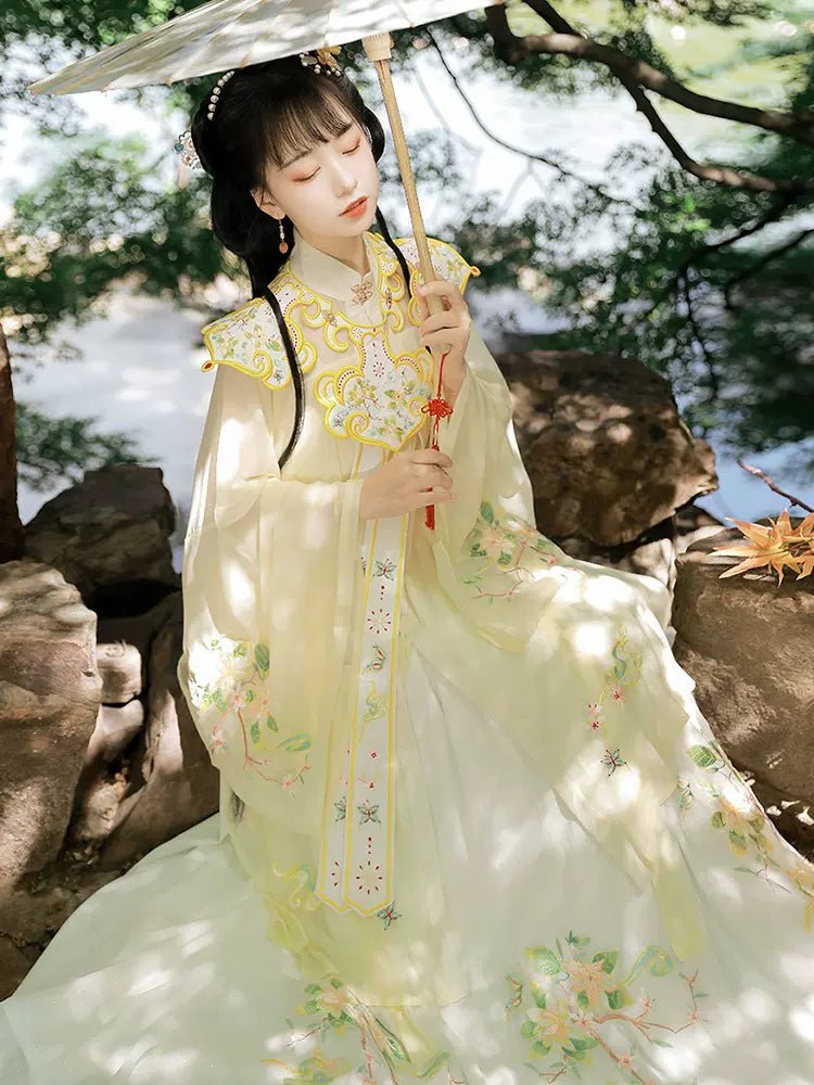 HanfuGolden Dawn Elegance | Ming Style Hanfu - Hanrong Hanfu chinese traditional clothes newmoondance nuwahanfu fashionhanfu newfanfu hanfustory HanfuGolden Dawn Elegance | Ming Style Hanfu - Hanrong Hanfu chinese traditional clothes newmoondance nuwahanfu fashionhanfu newfanfu hanfustory