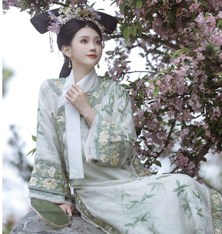 Quickshop *Type: Qing Style Hanfu *Detailed description: This graceful ...